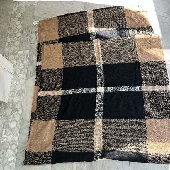 Such a pretty scarf/shawl! New! - Picture 2 of 4